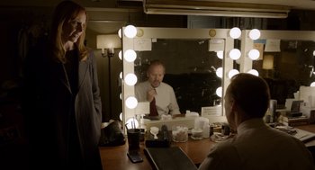 Movie still from “Birdman or (The Unexpected Virtue of Ignorance)” (2014), directed by Alejandro G. Iñárritu – A man sitting in front of a mirror in front of a woman; Medium shot, Over the shoulder angle