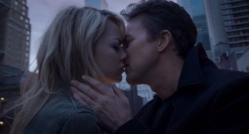 Movie still from “Birdman or (The Unexpected Virtue of Ignorance)” (2014), directed by Alejandro G. Iñárritu – A man and a woman kissing in front of a building; Close Up shot, Low angle