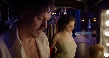 Movie still from “Birdman or (The Unexpected Virtue of Ignorance)” (2014), directed by Alejandro G. Iñárritu – A man and a woman standing next to each other; Medium shot, Low angle
