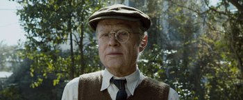 Movie still from “The Curious Case of Benjamin Button” (2008), directed by David Fincher – An older man wearing glasses and a hat; Close Up shot, Low angle