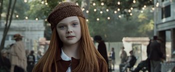 Movie still from “The Curious Case of Benjamin Button” (2008), directed by David Fincher – A girl with long red hair wearing a brown hat; Close Up shot, Over the shoulder angle