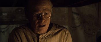 Movie still from “The Curious Case of Benjamin Button” (2008), directed by David Fincher – An old man with glasses is looking at the camera; Close Up shot, Over the shoulder angle
