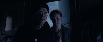 Movie still from “The Curious Case of Benjamin Button” (2008), directed by David Fincher – An older man and a young woman standing next to each other; Close Up shot, Low angle