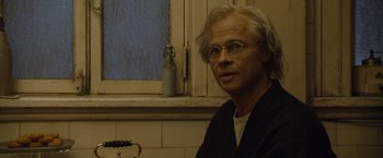 Movie still from “The Curious Case of Benjamin Button” (2008), directed by David Fincher – An older man sitting in front of a window; Close Up shot, Over the shoulder angle