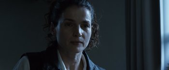 Movie still from “The Curious Case of Benjamin Button” (2008), directed by David Fincher – A person wearing a jacket; Close Up shot, Over the shoulder angle