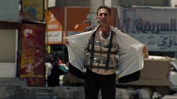 Movie still from “The Hurt Locker” (2008), directed by Kathryn Bigelow – A man in a vest is standing in the middle of the street; Medium shot, Low angle