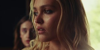Movie still from “The Idol” (2023), directed by Sam Levinson – A person with long blonde hair; Close Up shot, Over the shoulder angle