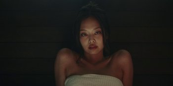 Movie still from “The Idol” (2023), directed by Sam Levinson – A young woman sitting in a chair in a room; Close Up shot, Low angle