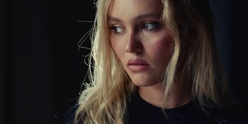 Movie still from “The Idol” (2023), directed by Sam Levinson – A person with long blonde hair; Close Up shot, Low angle