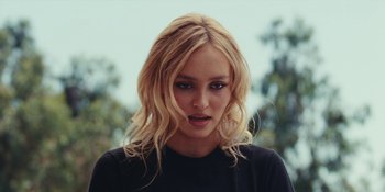 Movie still from “The Idol” (2023), directed by Sam Levinson – A person with long blonde hair; Close Up shot, Over the shoulder angle