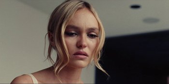 Movie still from “The Idol” (2023), directed by Sam Levinson – A person with long blonde hair; Close Up shot, Over the shoulder angle