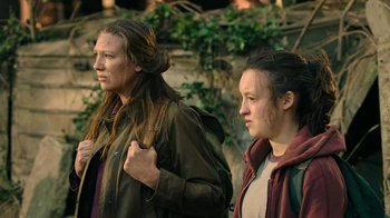 Movie still from “The Last of Us” (2023), created by Neil Druckmann – Two women standing next to each other on a street; Close Up shot, Low angle