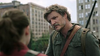 Movie still from “The Last of Us” (2023), created by Neil Druckmann – A man in a green shirt is talking to a woman; Close Up shot, Over the shoulder angle