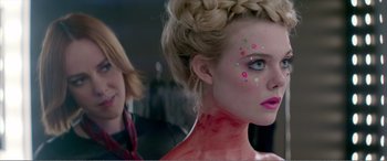 Movie still from “The Neon Demon” (2016), directed by Nicolas Winding Refn – Close Up shot, Over the shoulder angle