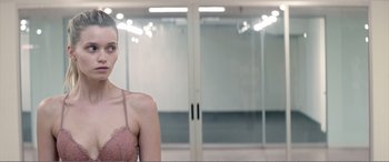 Movie still from “The Neon Demon” (2016), directed by Nicolas Winding Refn – Close Up shot, Over the shoulder angle