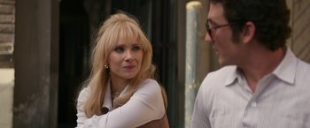 Movie still from “The Offer” (2022), directed by Dexter Fletcher – A woman with blonde hair and a white shirt is talking to a man; Close Up shot, Over the shoulder angle
