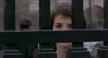 Movie still from “Three Colors: Blue” (1993), directed by Krzysztof Kieslowski – Close Up shot, Over the shoulder angle