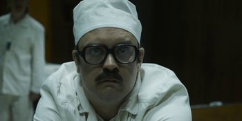 Movie still from “Chernobyl” (2019), directed by Johan Renck – A man wearing a white hat and a white shirt; Close Up shot, Low angle
