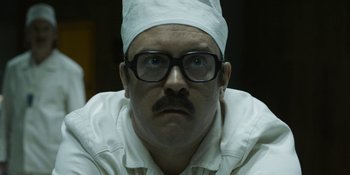 Movie still from “Chernobyl” (2019), directed by Johan Renck – A man wearing a white hat and a white shirt; Close Up shot, Low angle