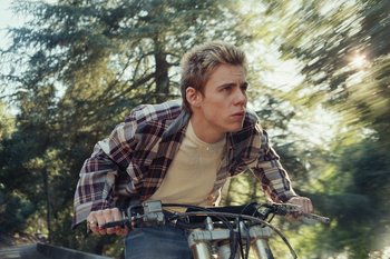 Movie still from “The Kid Laroi - Bleed” (2023), directed by Ramez Silyan – Medium shot, Low angle