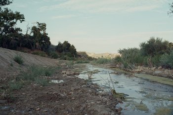 Movie still from “The Kid Laroi - Bleed” (2023), directed by Ramez Silyan – Extreme Wide shot, High angle