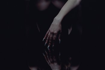 Movie still from “The Kid Laroi - Bleed” (2023), directed by Ramez Silyan – Extreme Close Up shot, Overhead angle