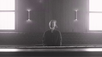Movie still from “The Smile - Wall Of Eyes” (2023), directed by Paul Thomas Anderson – Medium shot, Low angle