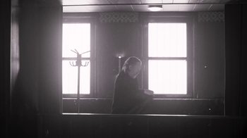Movie still from “The Smile - Wall Of Eyes” (2023), directed by Paul Thomas Anderson – Medium shot, Low angle
