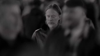 Movie still from “The Smile - Wall Of Eyes” (2023), directed by Paul Thomas Anderson – Close Up shot, Low angle