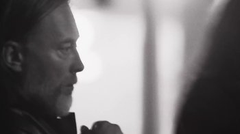 Movie still from “The Smile - Wall Of Eyes” (2023), directed by Paul Thomas Anderson – Close Up shot, Over the shoulder angle