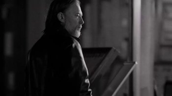 Movie still from “The Smile - Wall Of Eyes” (2023), directed by Paul Thomas Anderson – Close Up shot, Over the shoulder angle