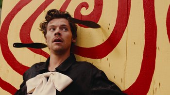 Movie still from “Harry Styles - Daylight” (2023), directed by Tanu Muiño – Close Up shot, Over the shoulder angle