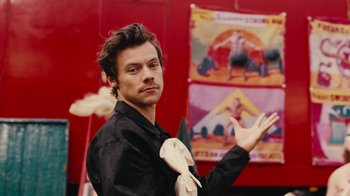 Movie still from “Harry Styles - Daylight” (2023), directed by Tanu Muiño – Close Up shot, Over the shoulder angle