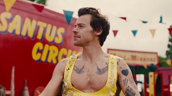 Movie still from “Harry Styles - Daylight” (2023), directed by Tanu Muiño – Medium shot, Over the shoulder angle