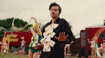 Movie still from “Harry Styles - Daylight” (2023), directed by Tanu Muiño – Medium shot, Over the shoulder angle