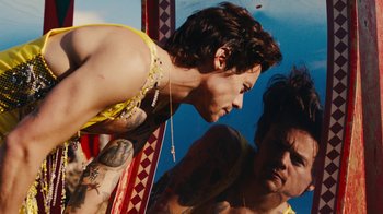 Movie still from “Harry Styles - Daylight” (2023), directed by Tanu Muiño – Close Up shot, Over the shoulder angle