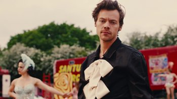 Movie still from “Harry Styles - Daylight” (2023), directed by Tanu Muiño – Close Up shot, Over the shoulder angle