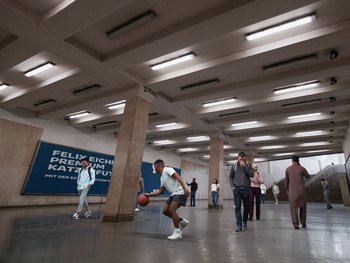 Movie still from “Paul Kalkbrenner - Schwer” (2023), directed by Jovan Todorović – Wide shot, High angle