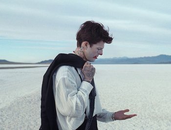 Movie still from “Jesse - Rainbow” (2023), directed by Ramez Silyan – Medium shot, Over the shoulder angle