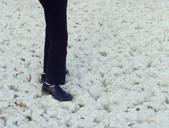 Movie still from “Jesse - Rainbow” (2023), directed by Ramez Silyan – Wide shot, High angle