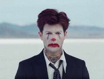 Movie still from “Jesse - Rainbow” (2023), directed by Ramez Silyan – Close Up shot, High angle