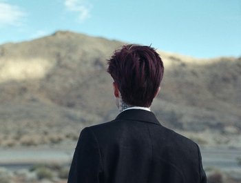 Movie still from “Jesse - Rainbow” (2023), directed by Ramez Silyan – Medium shot, Over the shoulder angle