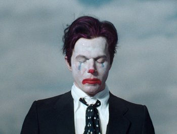 Movie still from “Jesse - Rainbow” (2023), directed by Ramez Silyan – Close Up shot, High angle