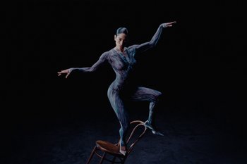 Movie still from “METTE - Mama’s Eyes” (2023), directed by Camille Summers-Valli – Wide shot, High angle