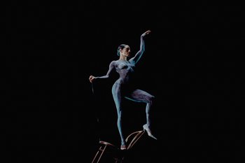 Movie still from “METTE - Mama’s Eyes” (2023), directed by Camille Summers-Valli – Wide shot, Low angle