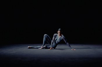 Movie still from “METTE - Mama’s Eyes” (2023), directed by Camille Summers-Valli – Wide shot, High angle