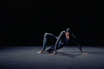 Movie still from “METTE - Mama’s Eyes” (2023), directed by Camille Summers-Valli – Wide shot, Overhead angle