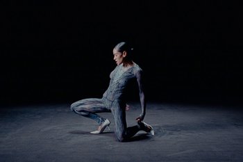 Movie still from “METTE - Mama’s Eyes” (2023), directed by Camille Summers-Valli – Wide shot, High angle