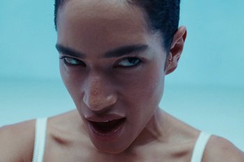 Movie still from “METTE - Mama’s Eyes” (2023), directed by Camille Summers-Valli – Close Up shot, Low angle