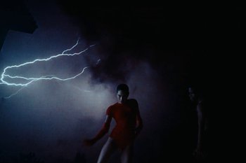 Movie still from “METTE - Mama’s Eyes” (2023), directed by Camille Summers-Valli – Wide shot, Low angle